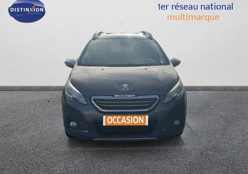 Vue frontale d'un Peugeot 2008 gris platinium métallisé avec plaque "OCCASION" sur fond neutre.