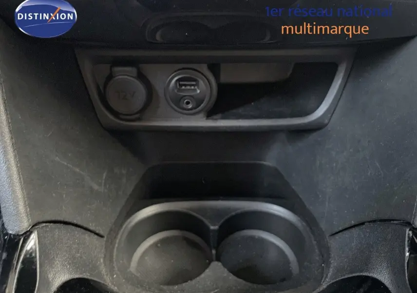 Prise 12V et port USB au centre console d'une Peugeot 2008 2019, finition Crossway, intérieur noir.