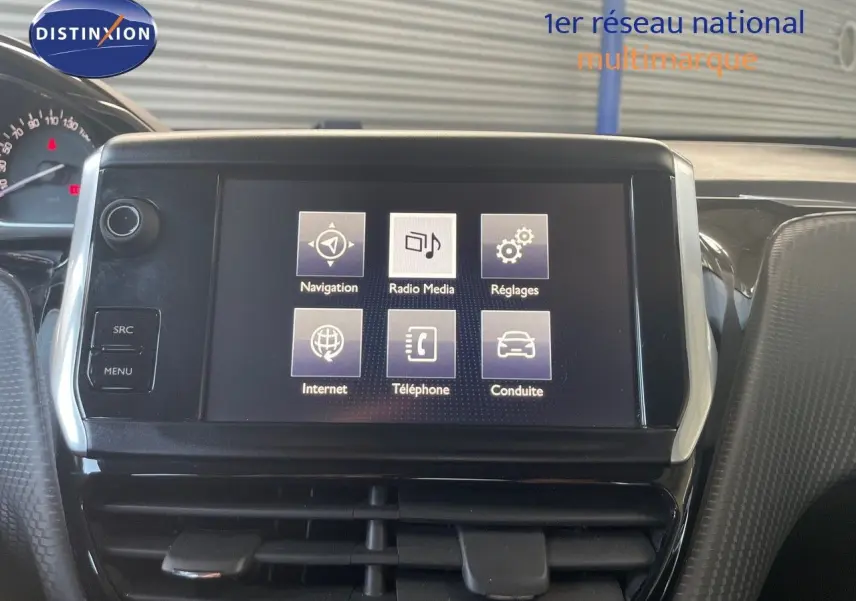 Écran tactile central affichant les options de navigation, radio et téléphone dans un Peugeot 2008 2019, vue intérieure frontale.