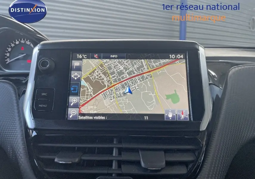 Écran tactile central avec navigation GPS affichée dans l'habitacle d'une Peugeot 2008 gris platinium de 2019.