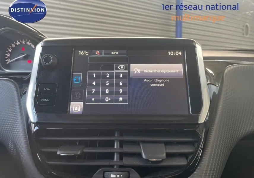 Écran tactile central du tableau de bord du Peugeot 2008 gris platinium, affichant le menu de connexion téléphone.