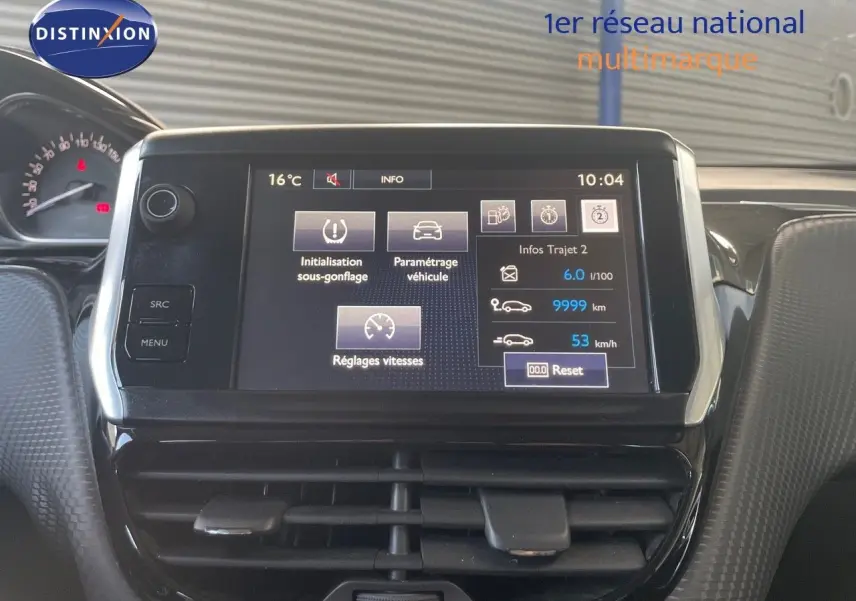 Écran tactile central du tableau de bord du Peugeot 2008 gris platinium, affichant les réglages du véhicule et infos trajet.