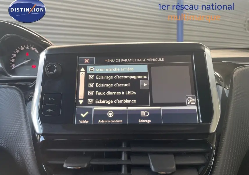 Écran tactile central du tableau de bord du Peugeot 2008 2019 affichant le menu de paramétrage éclairage.