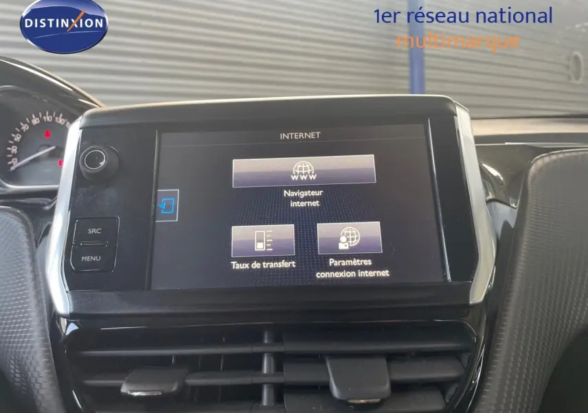 Écran tactile central du tableau de bord du Peugeot 2008 gris platinium, affichant les options de navigation internet.