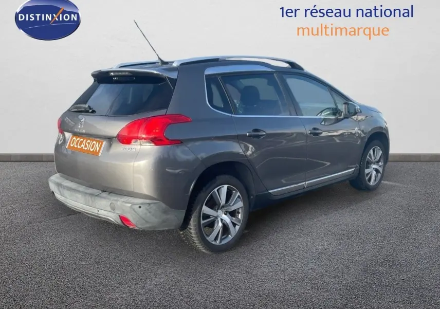 Vue 3/4 arrière droite d'un Peugeot 2008 gris platinium métallisé avec jantes alliage et toit noir contrasté.