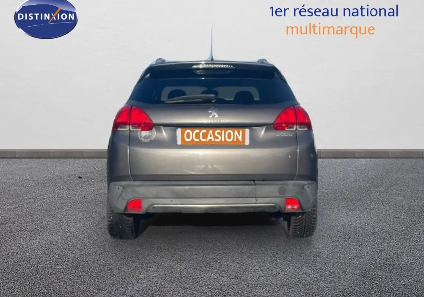 Vue arrière d'un Peugeot 2008 gris platinium métal de 2019 avec feux rouges et plaque "OCCASION" visible.