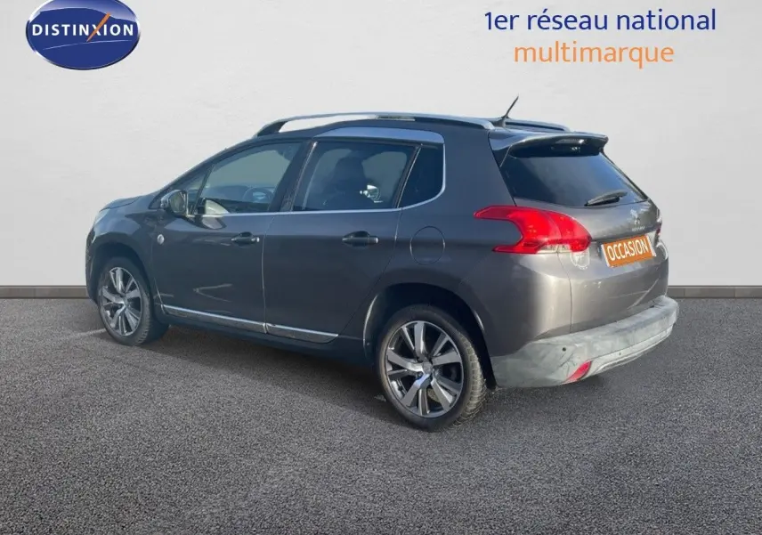 Peugeot 2008 gris platinium métal vue 3/4 arrière droit, avec jantes alliage et toit noir contrasté.