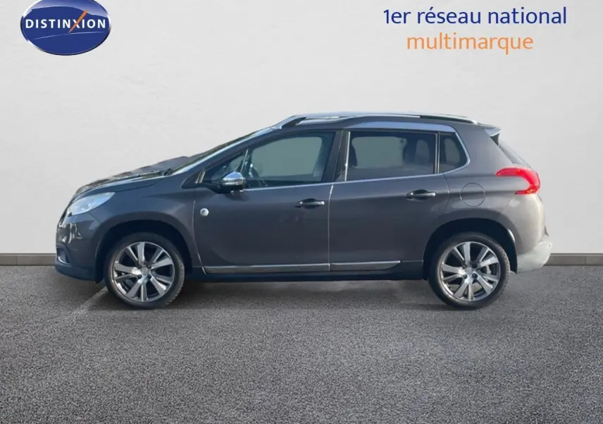 Profil côté gauche d'un Peugeot 2008 gris platinium métallisé, avec jantes alliage et toit panoramique visible.