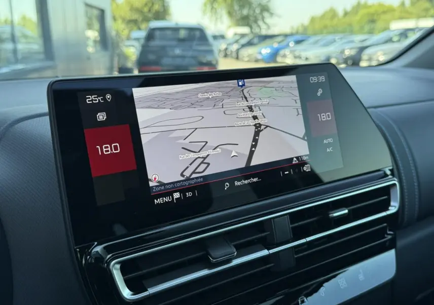 Écran tactile GPS du tableau de bord du Citroën C5 Aircross 2025 avec finition Urban Black Alcantara.
