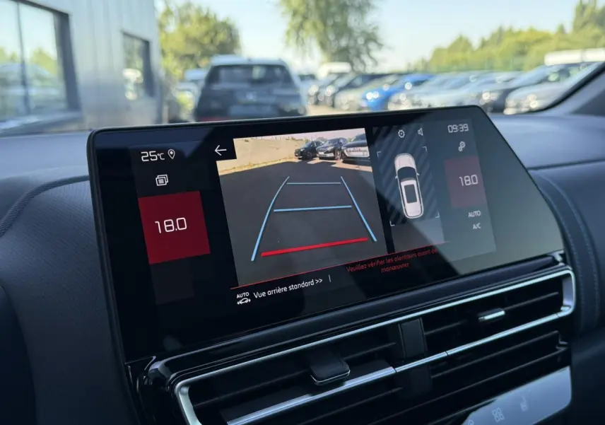 Écran tactile du tableau de bord du Citroën C5 Aircross 2025 affichant la caméra de recul et la température intérieure.