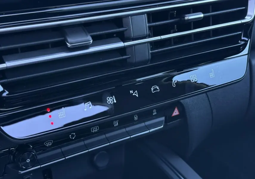 Détail de la console centrale noire brillante du Citroën C5 Aircross Bleu Eclipse avec commandes tactiles et aérateurs.