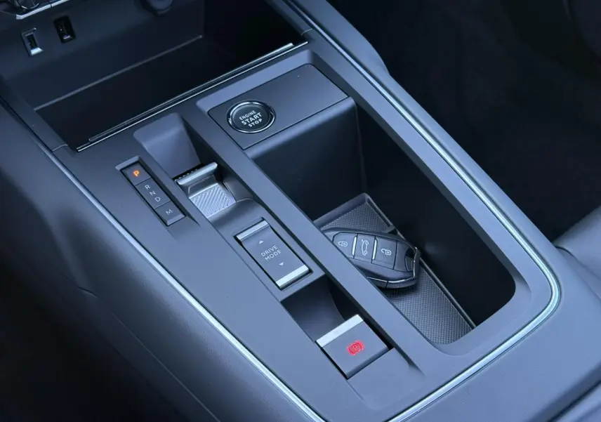 Gros plan sur la console centrale noire du Citroën C5 Aircross 2025 avec bouton start, levier auto et clé posée.