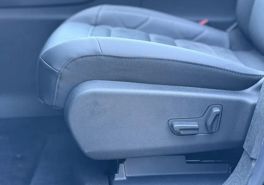 Gros plan sur le siège conducteur Alcantara noir avec commandes électriques du Citroën C5 Aircross 2025.