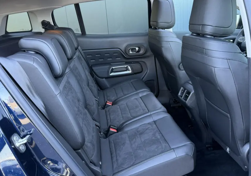 Vue intérieure arrière du Citroën C5 Aircross Bleu Eclipse montrant les sièges arrière en Alcantara noir et tissu effet cuir.