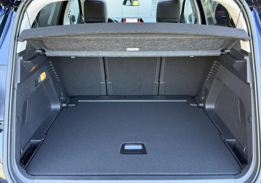 Coffre ouvert du Citroën C5 Aircross Bleu Eclipse, vue arrière montrant le hayon électrique et la plage arrière.