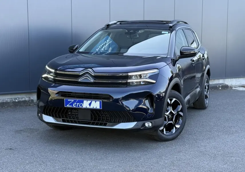 Citroën C5 Aircross Bleu Eclipse en 3/4 avant droit avec toit ouvrant panoramique et jantes bi-ton.