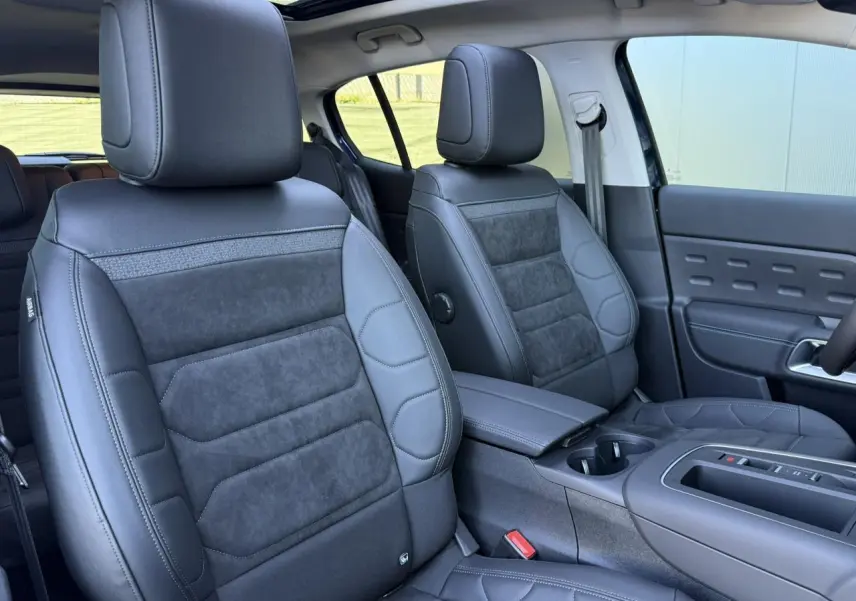 Intérieur de Citroën C5 Aircross 2025, sièges avant Urban Black en Alcantara noir et cuir, vue côté droit depuis l'arrière