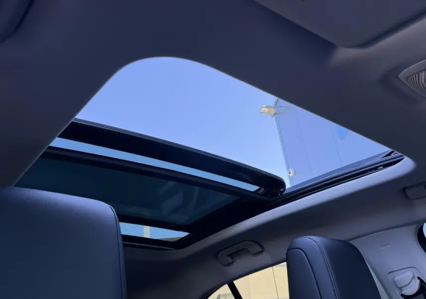 Vue intérieure du toit ouvrant panoramique vitré du Citroën C5 Aircross 2025 avec sièges noirs en Alcantara.