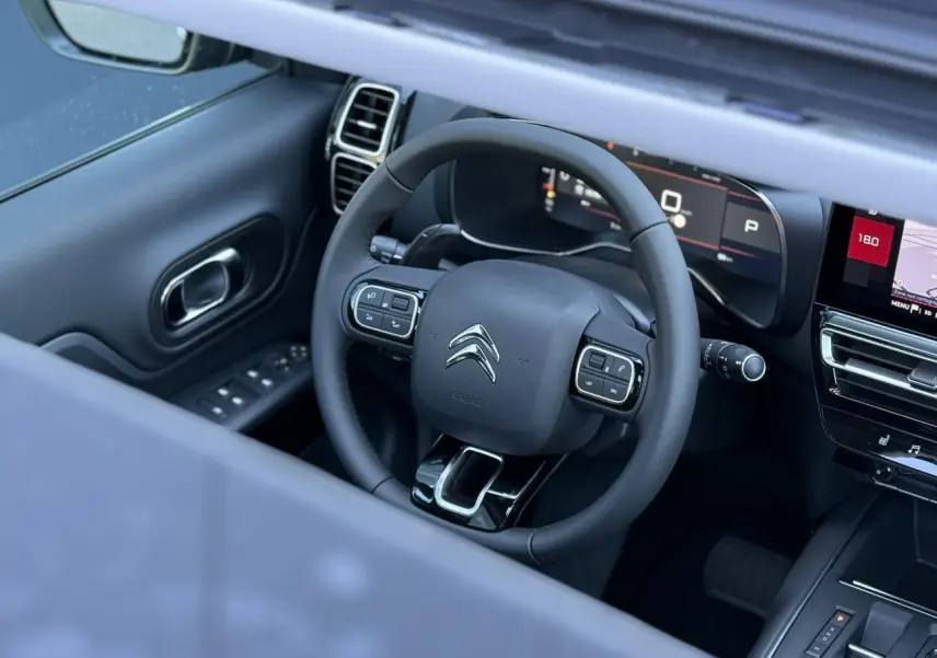 Vue intérieure du volant et tableau de bord numérique du Citroën C5 Aircross 2025, finition Urban Black.