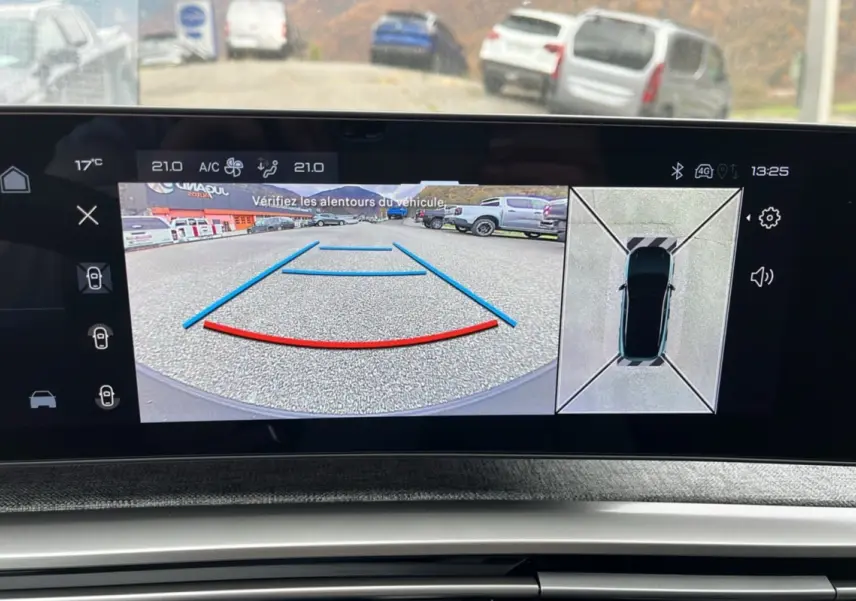 Écran intérieur du Peugeot 3008 Hybrid 145 GT Alcantara montrant la caméra de recul et la vue 360° en stationnement.