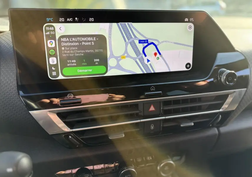 Vue rapprochée de l’écran tactile 10 pouces du tableau de bord de la Citroën C4 2024, affichant un GPS en navigation.