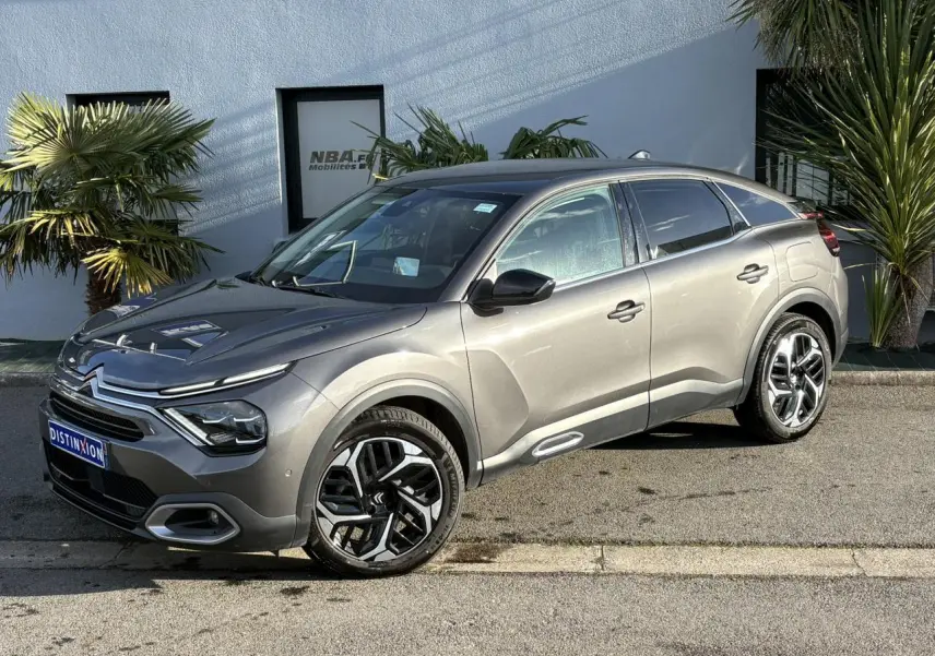 Citroën C4 Gris Platinium vue 3/4 avant droit, avec jantes alliage diamantées et signature lumineuse LED en V.