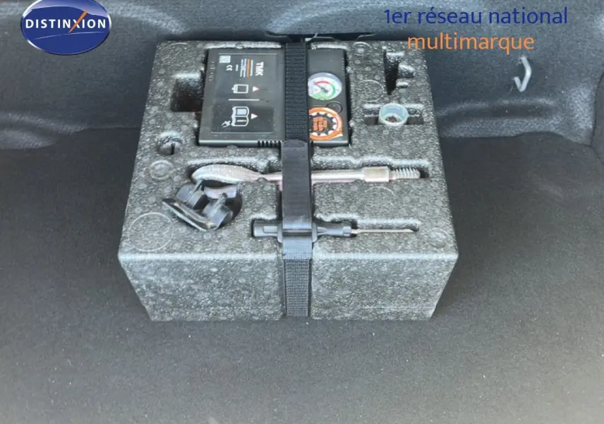 Coffre ouvert montrant le kit de réparation pneus dans un MINI Countryman Cooper 2023 couleur rooftop grey metal.