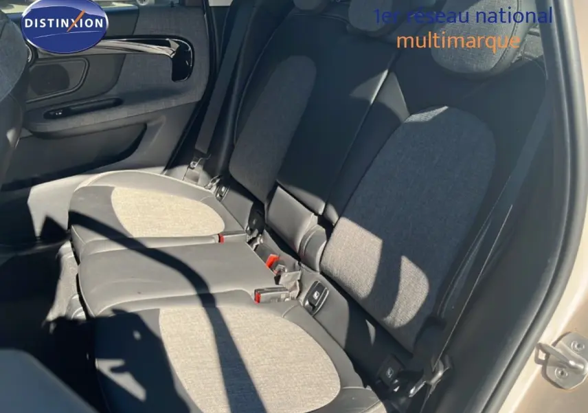 Vue intérieure côté droit des sièges arrière en tissu gris et noir d'une MINI Countryman 2023 couleur Rooftop Grey Metal.