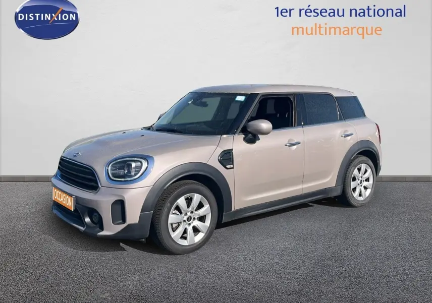 Vue 3/4 avant droit d'une MINI Countryman Cooper grise rooftop avec jantes argent et détails noirs autour des passages de roue.
