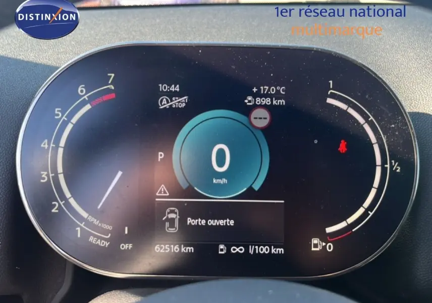 Tableau de bord numérique du MINI Countryman Cooper 2023 affichant vitesse, compte-tours et alertes, vue frontale rapprochée.
