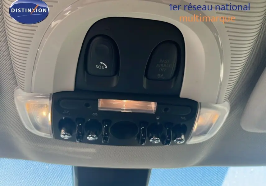 Vue intérieure du plafonnier avec commandes et éclairage de la MINI Countryman Cooper 2023 en gris rooftop metal.