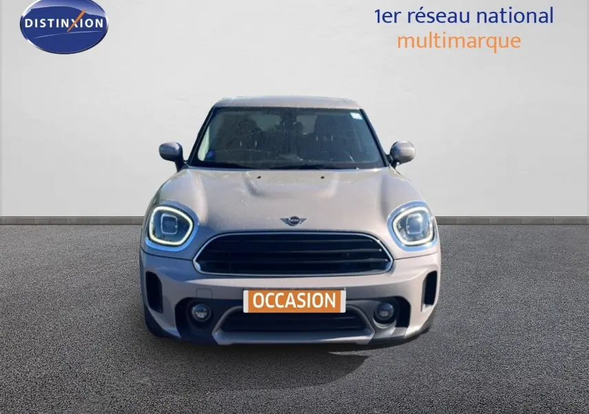 Vue frontale d'une MINI Countryman Cooper 2023 en gris rooftop metal avec phares LED allumés et plaque occasion.