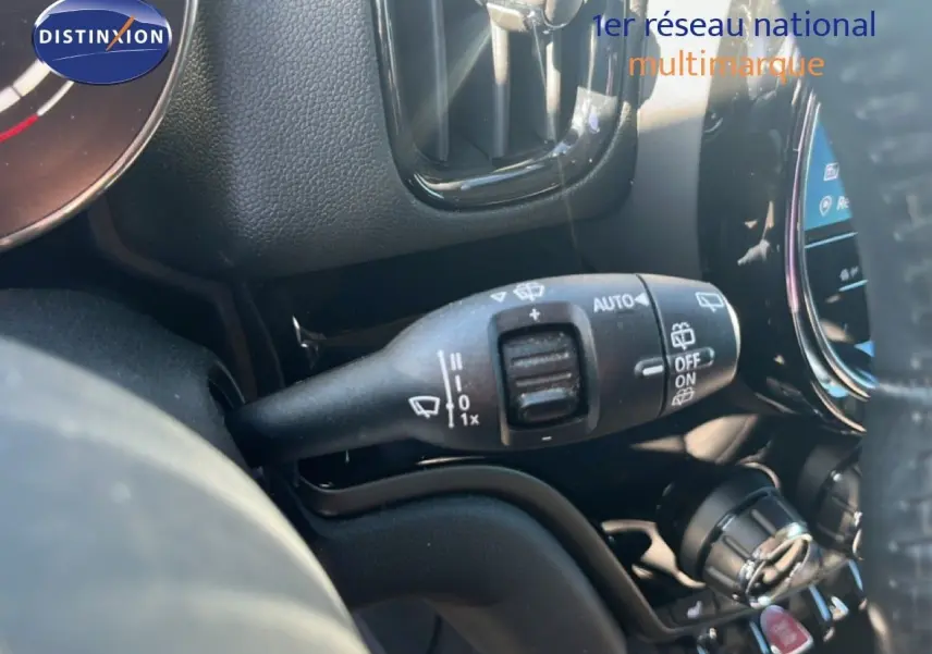 Gros plan sur la commande d’essuie-glace côté droit du tableau de bord d’un MINI Countryman 2023 gris rooftop.