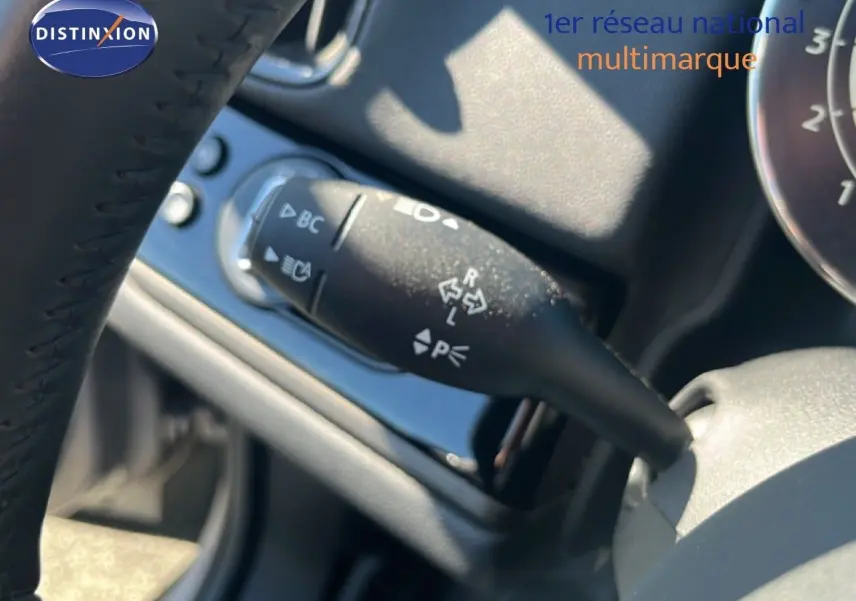Gros plan sur la manette de clignotant côté gauche du tableau de bord d’un MINI Countryman gris rooftop 2023.