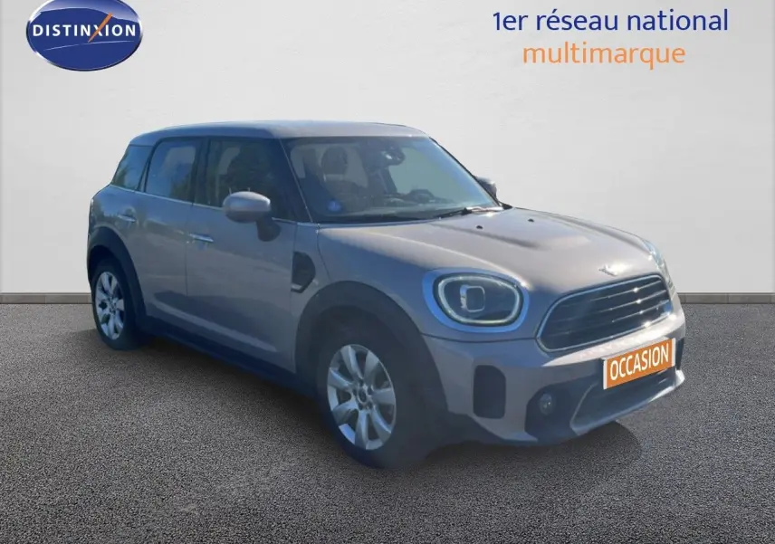 Vue 3/4 avant droit d'un MINI Countryman Cooper 2023 gris rooftop, avec calandre noire et jantes argentées.
