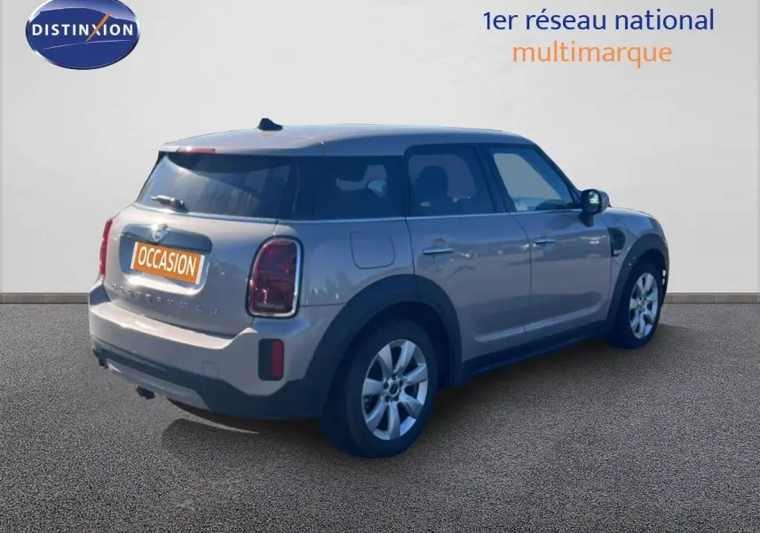 Vue 3/4 arrière droite d'une MINI Countryman 2023 gris rooftop avec jantes alliage et feux arrière LED teintés.