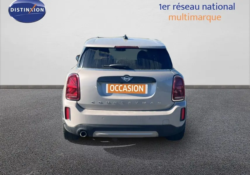Vue arrière d'un MINI Countryman Cooper 2023 gris rooftop avec feux arrière LED et plaque d'occasion visible.