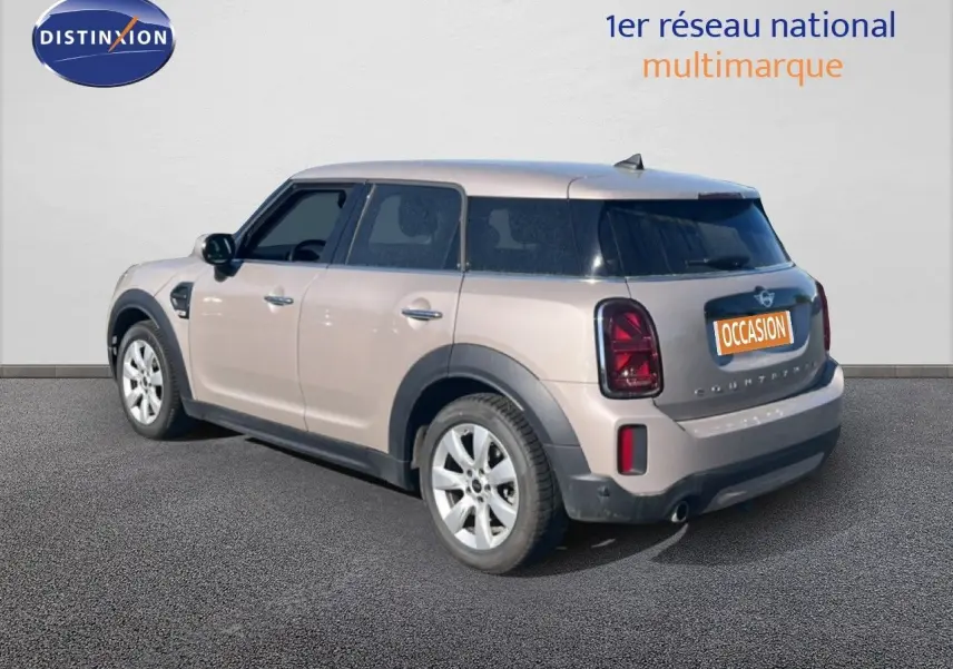 Vue 3/4 arrière gauche d'une MINI Countryman Cooper grise rooftop avec toit noir et feux arrière LED foncés.