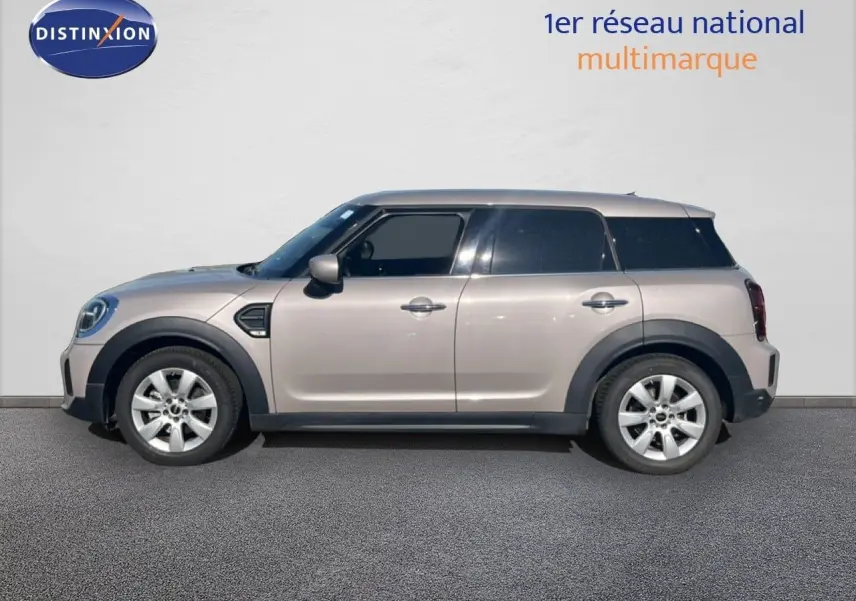 Vue latérale gauche d'un MINI Countryman 2023 gris rooftop avec toit noir et jantes argentées.