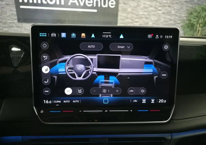 Écran tactile central affichant le tableau de bord numérique du Volkswagen Tiguan 2025, ambiance intérieure moderne.