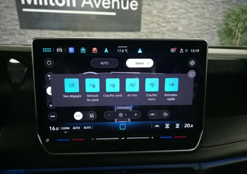 Écran tactile central du Volkswagen Tiguan 2025 affichant les réglages climatiques avec interface moderne.