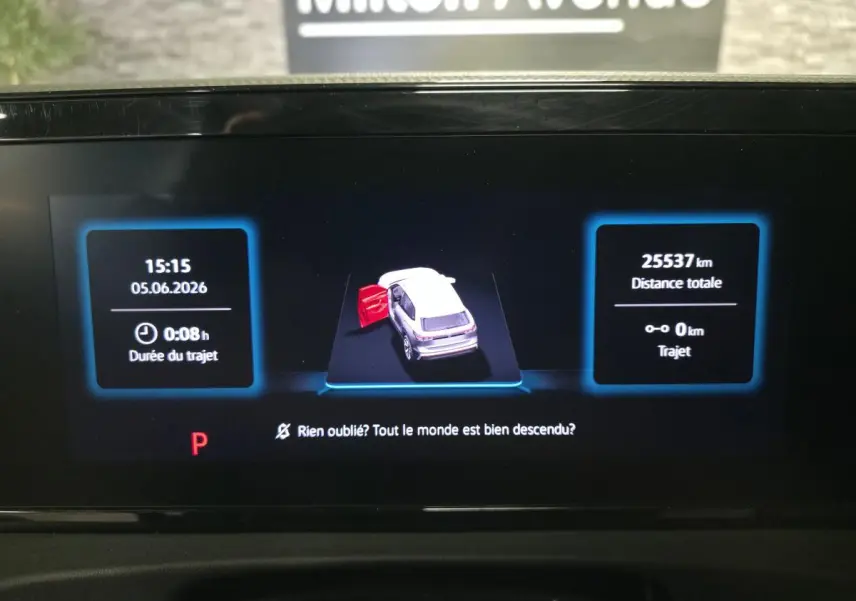 Affichage numérique du tableau de bord du Volkswagen Tiguan montrant la porte avant gauche ouverte et les informations de trajet.