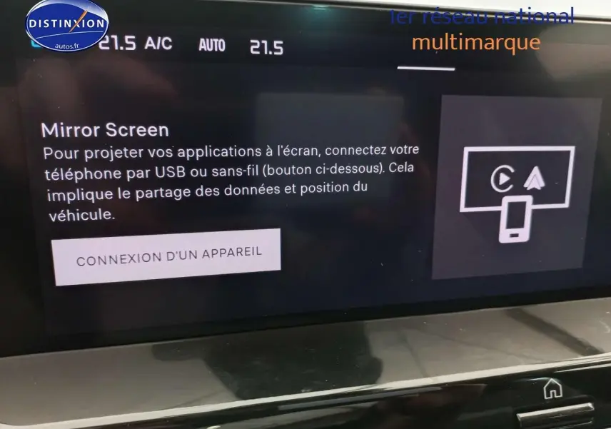Écran tactile intérieur de la Citroën C4 X 2023 affichant la fonction Mirror Screen en mode connexion d'appareil.