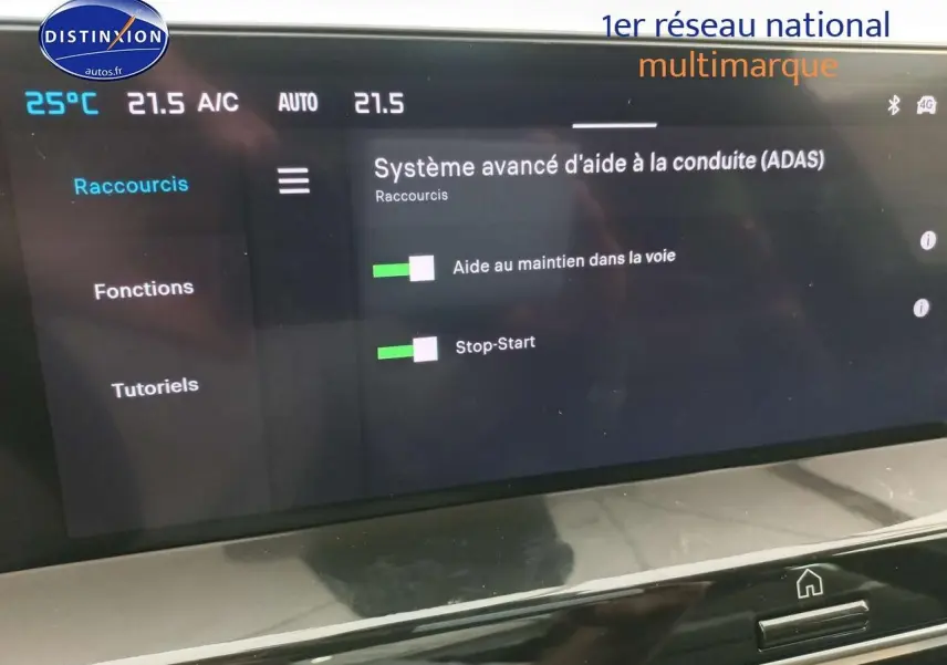 Écran tactile intérieur du Citroën C4 X 2023 affichant les aides à la conduite, vue rapprochée du tableau de bord.