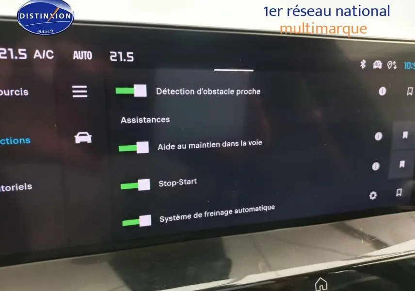 Écran tactile intérieur du Citroën C4 X 2023 affichant les assistances à la conduite sur fond noir.