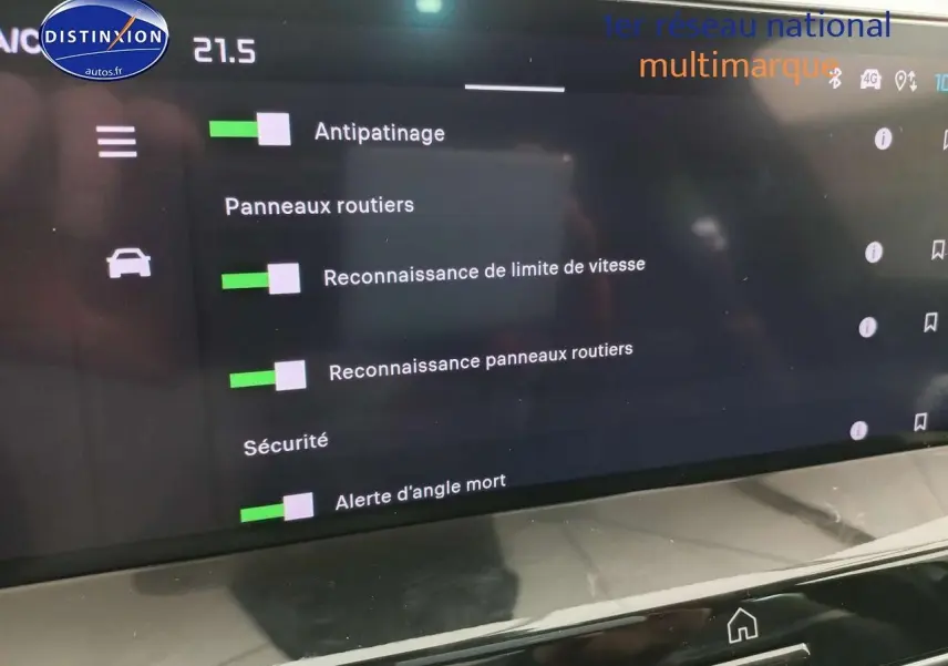 Écran tactile intérieur du Citroën C4 X gris platinium, affichant les options d'aide à la conduite et sécurité.