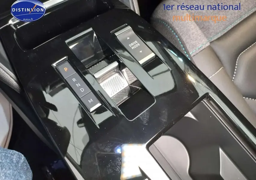Gros plan sur la console centrale noire brillante de la Citroën C4 X 2023 avec sélecteur de boîte automatique et mode de conduite.