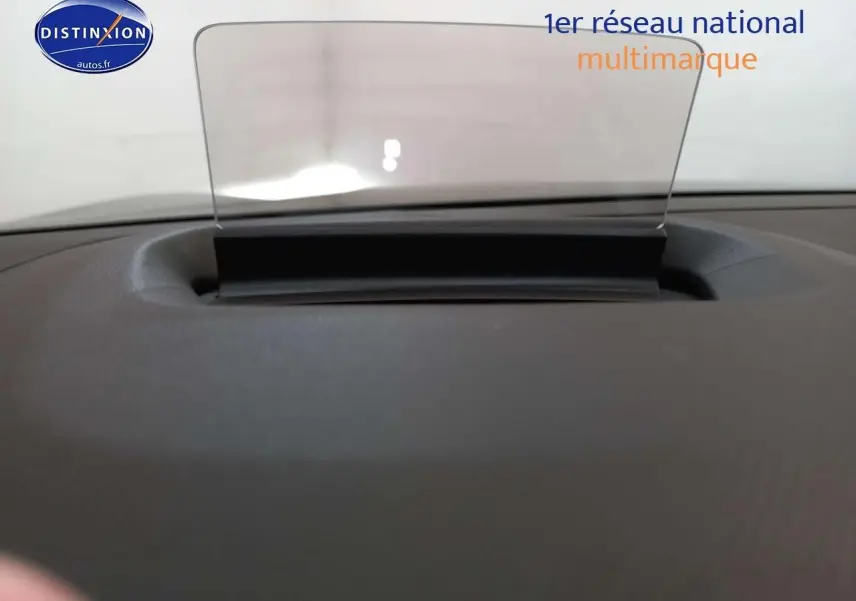 Affichage tête haute transparent sur le tableau de bord d'une Citroën C4 X gris platinium 2023, vue intérieure rapprochée.