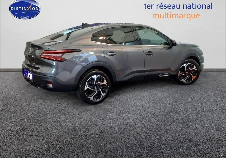 Citroën C4 X gris platinium métal vue de profil côté droit, soulignant ses lignes fluides et jantes bi-ton.