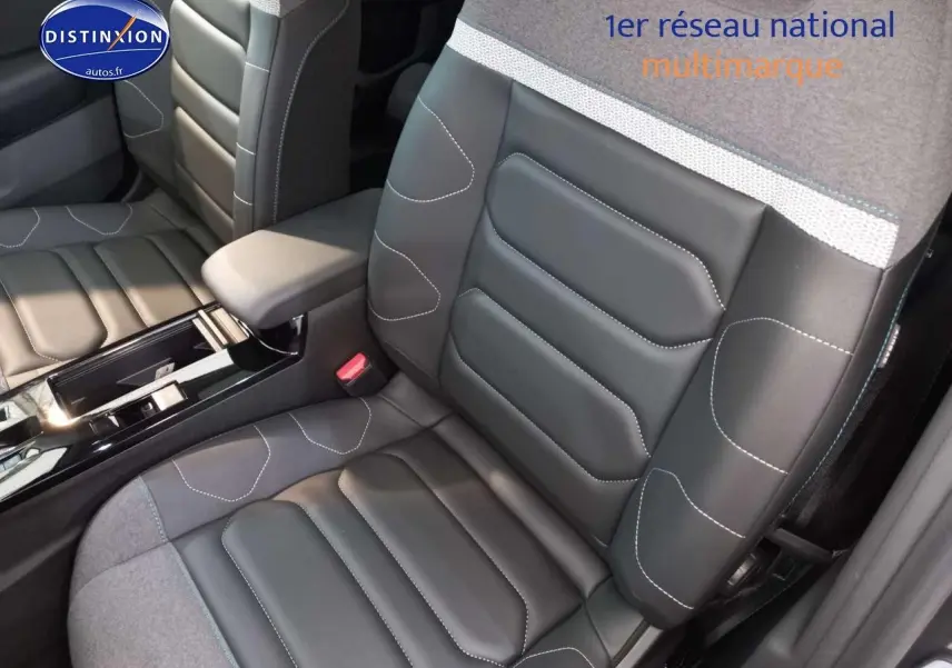 Gros plan sur les sièges avant en cuir noir et tissu gris clair de la Citroën C4 X 2023 finition Shine.